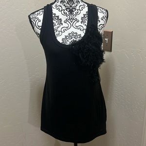 Black tank‎ top
